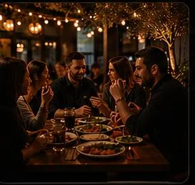 Restoranda yemek yiyen misafirler